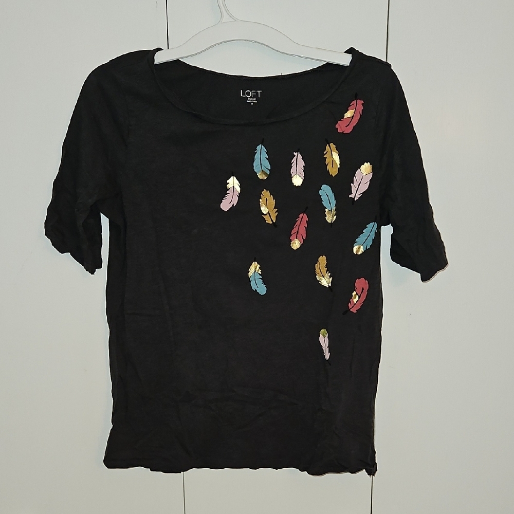 3/$20🎉 LOFT Black Tee with Multicolor Feather Accents